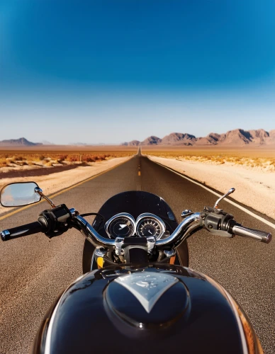 widok-z-motocykla-na-pustynna-droge-pod-niebem-obraz-na-aluminium-dekoracja-scienna.wedp